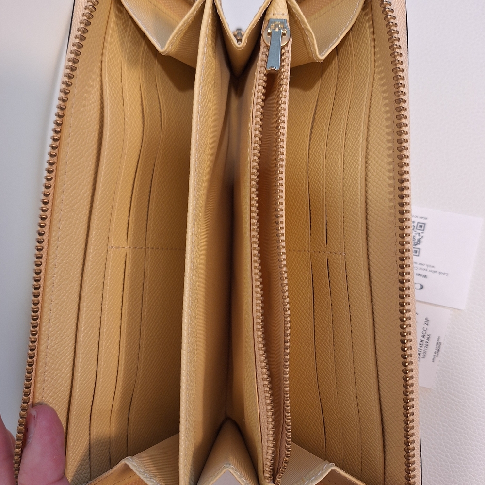NWT Coach Brass Vanilla Crossgrain Leather Zip Wallet - Picture 4 of 4